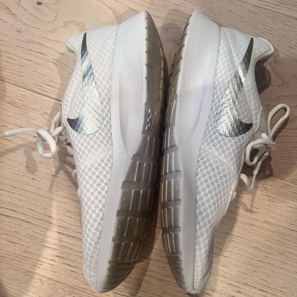 Nike Tanjun Sneakers Size 10, great condition. Worn twice. Recently cleaned!